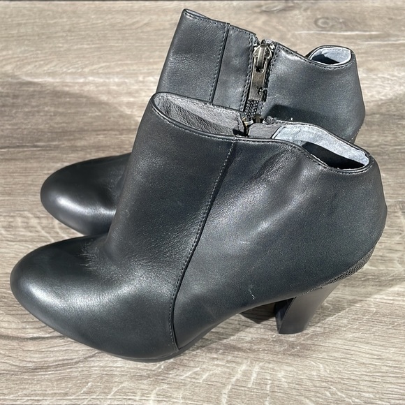 Brand New Women’s TSUBO Troain Black Leather Zip Up High Heel Ankle Booties - Picture 5 of 8